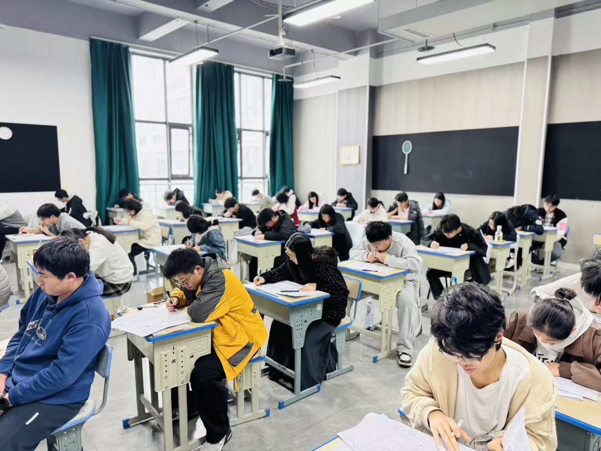 成都单招培训机构课堂氛围——学生认真备考高职单招